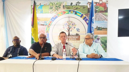 (Van links) TOPCO's Managing Director, Ramesh Persaud; DDL's adviseur overheidszaken, Wesley Kirton; Rami Ofer van LR Group; en DDL-voorzitter en CEO, Komal Samaroo, tijdens de persconferentie in mei van dit jaar. (Van links) TOPCO's Managing Director, Ramesh Persaud; DDL's adviseur overheidszaken, Wesley Kirton; Rami Ofer van LR Group; en DDL-voorzitter en CEO, Komal Samaroo, tijdens de persconferentie in mei van dit jaar.