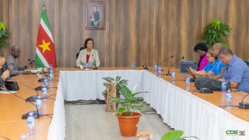 President Simons zet in op dialoog bij EBS-conflict na overleg met OWOS-bond