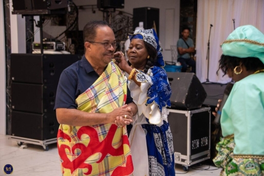 Vicepresident Rusland ontvangt bijzondere schouderdoek als blijk van waardering