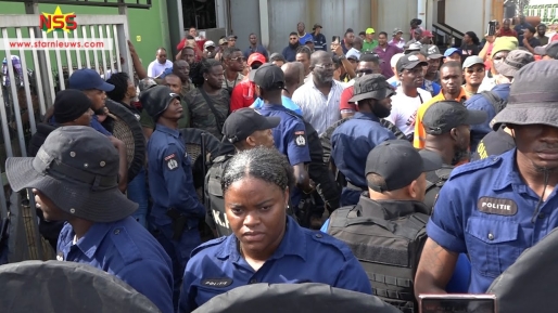 Embedded thumbnail for Moment van de escalatie tussen EBS werknemers en de politie: