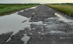 Baitali pakt slechte wegdelen Jenny-Henar aan