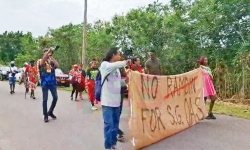 De deelnemers aan de protestactie aan de Kristalstraat op weg naar de Amerikaanse ambassade.
