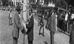 Bert Verhoeff/Anefo, Overdrachtsfeesten Suriname. President Ferrier overhandigt het vaandel aan commandant Yngwe Elstak van het Surinaamse leger. Elstak werd afgezet tijdens de coup van 1980 en vervangen door Desi Bouterse. Fotonummer 928-3002. Bert Verhoeff/Anefo, Overdrachtsfeesten Suriname. President Ferrier overhandigt het vaandel aan commandant Yngwe Elstak van het Surinaamse leger. Elstak werd afgezet tijdens de coup van 1980 en vervangen door Desi Bouterse. Fotonummer 928-3002.