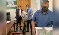 Directeur Reza Amirkhan van de onderneming Charefa, is de eerste die namens drie bedrijven werkattributen heeft overhandigd aan het staatshoofd. Het gaat in deze om 3 laptops, 2 bureau computers en 3 printers. Deze spullen zijn op vrijdag 24 juli 2020 overhandigd aan het staatshoofd. Directeur Reza Amirkhan van de onderneming Charefa, is de eerste die namens drie bedrijven werkattributen heeft overhandigd aan het staatshoofd. Het gaat in deze om 3 laptops, 2 bureau computers en 3 printers. Deze spullen zijn op vrijdag 24 juli 2020 overhandigd aan het staatshoofd.