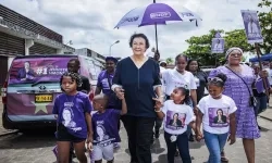 Lijsttrekker Jennifer Simons van de NDP na afloop van het stemmen op de dag van de verkiezingen in Suriname in mei. Foto Ramon van Flymen/ANP